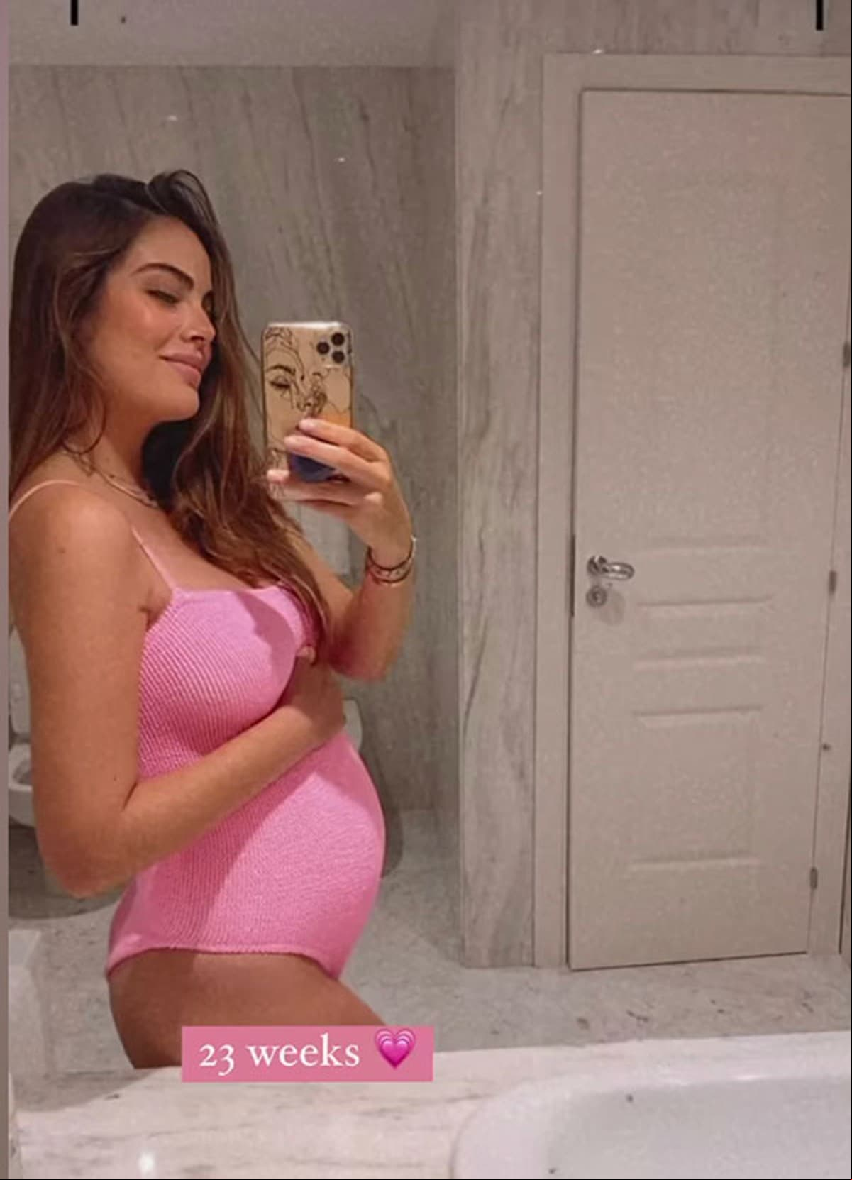 Además, evidenció el duro camino que recorrió para ver logrado el milagro de debutar como mamá. “Mi bebé, eres un sueño hecho realidad, espero ser buena mamá y ser un medio para educarte, guiarte, ayudarte a cumplir tus sueños y tu misión en este mundo.“Te amo desde hace mucho tiempo”, escribió.