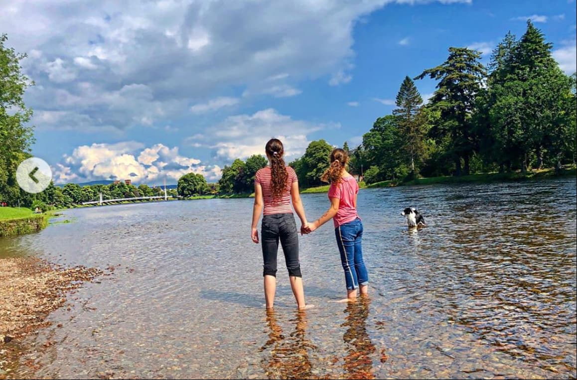 Además de agradecer por tener a sus hijas a su lado en su travesía. “Ser tan felices que no sepamos si estamos despiertas o soñando”, escribió Andrea.