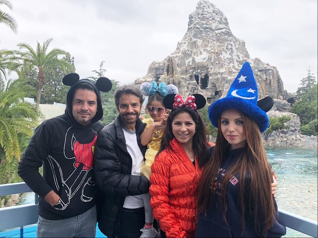 Pero tal como lo dice la integrante de Sentidos Opuestos, todos los hijos de Eugenio Derbez tienen la barba partida, aunque algunos más marcada que otros.