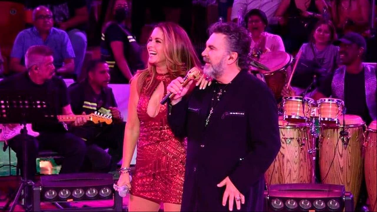 Lucero y Mijares se besan en pleno escenario y fans piden que regresen
