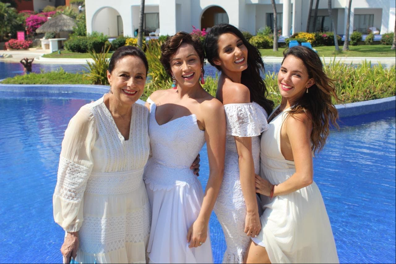 Luego de publicar esta foto, a Juan Osorio le llovieron cientos de comentarios, pues los s morían de ganas por saber si las imágenes eran de la boda de 'Daniela', personaje interpretado por Laura Vignatti.