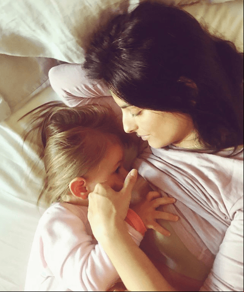 A mediados de diciembre, Aislinn Derbez compartió una fotografía amamantando a su primogénita, a la cual le dejó de dar pecho a finales de años, cuando la actriz realizó un viaje en solitario a Hawái. "Esta foto es de unos días antes de irme a Hawaii y fue la última vez que le di leche a Kai", confesó.
