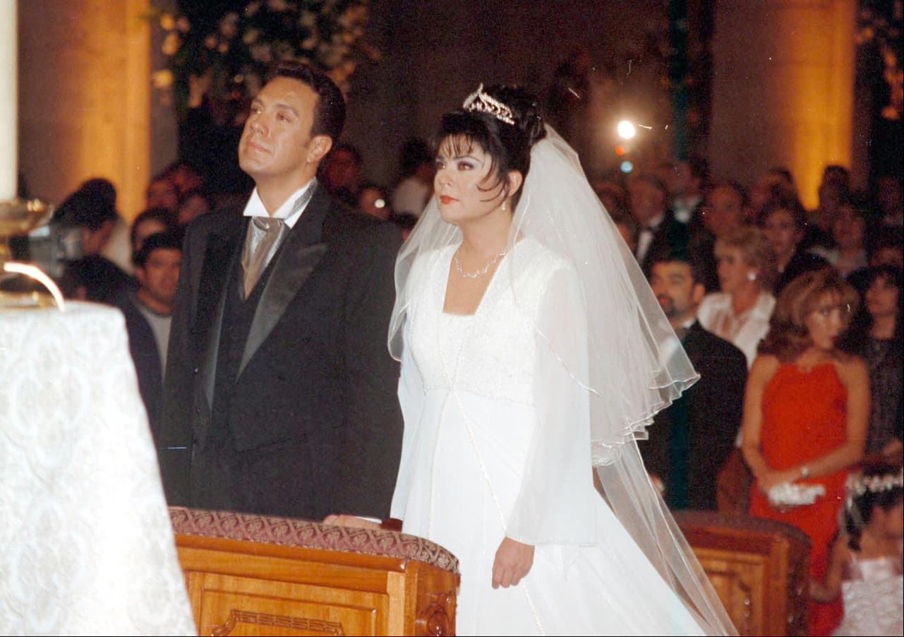 Tras un tórrido romance, la actriz y el político mexicano se comprometieron en matrimonio, llegando al altar en marzo de 2001. La ceremonia religiosa ocurrió en la Ciudad de México, específicamente en la Parroquia de San Agustín.