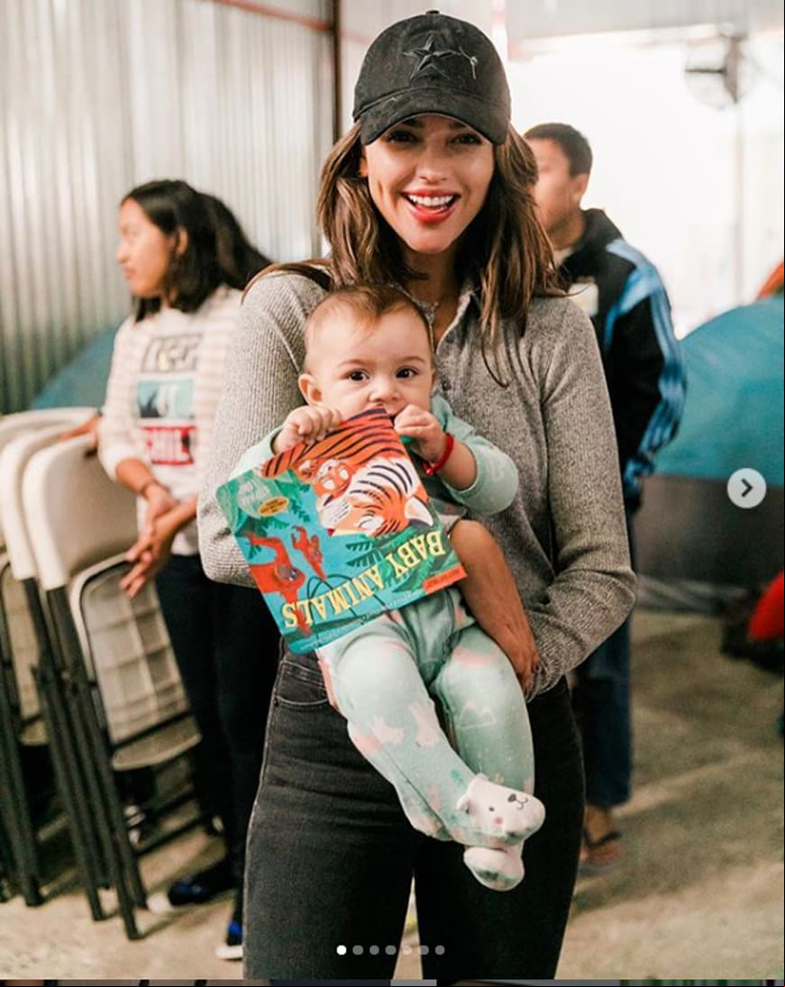 Eiza González durante su visita a un asilo de inmigrantes LGBTQ en Tijuana