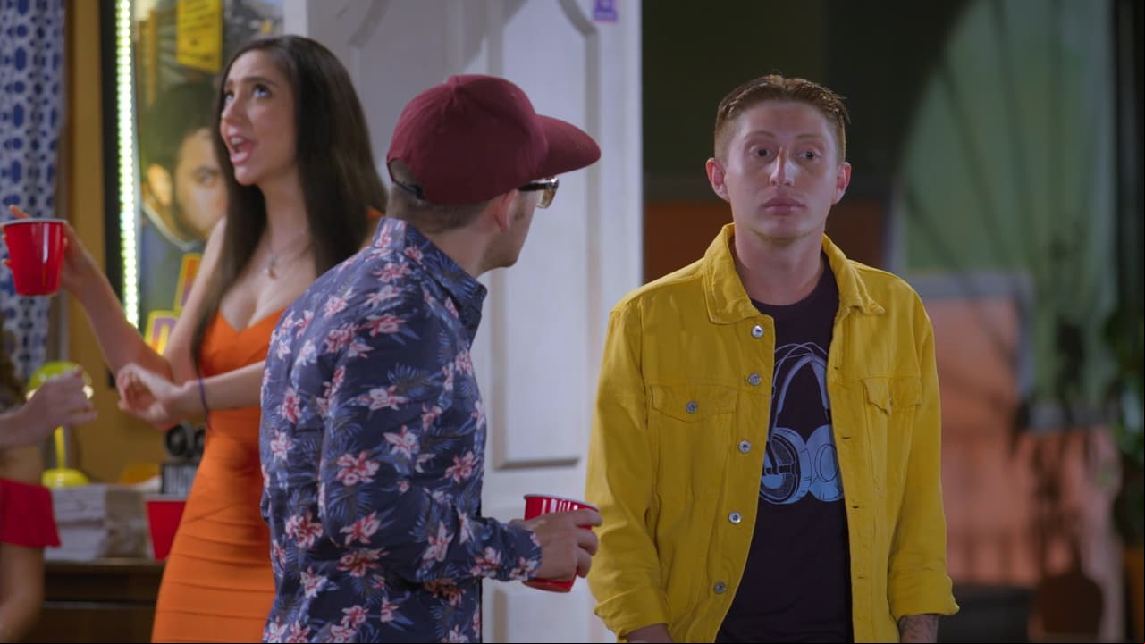 Benito trata de lucirse con su amigo Memo...