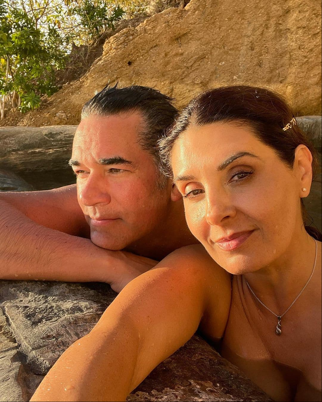 Y al igual que su esposa, Eduardo Santamarina compartió una fotografía junto a ella. “Te Amo tanto porqué soy Feliz...eres mi Locura. Feliz Día de San Valentín Amor Mío!!!!!!!”