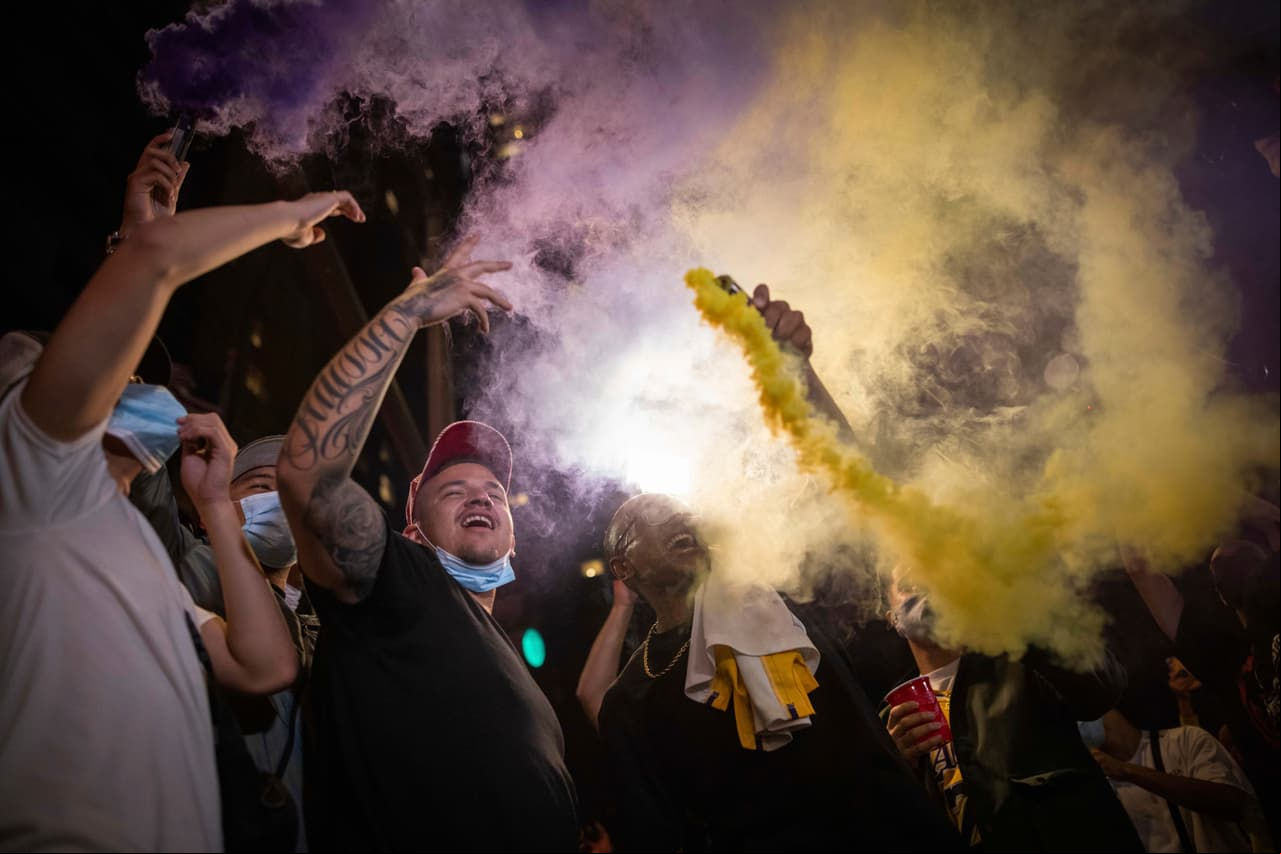 Sin importar las medidas sanitarias, fanáticos se reunieron para rendir tributo a su equipo tras 10 años de no ser campeón. Finalmente LeBron y compañía, consiguen un título más y se lo dedican a Kobe Bryant.