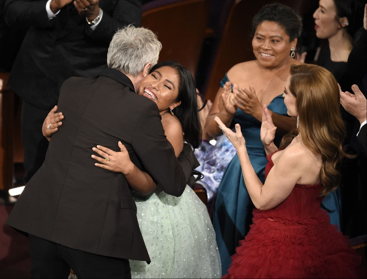Equipo de ‘Roma’ celebra después del Oscar con canción de Juan Gabriel