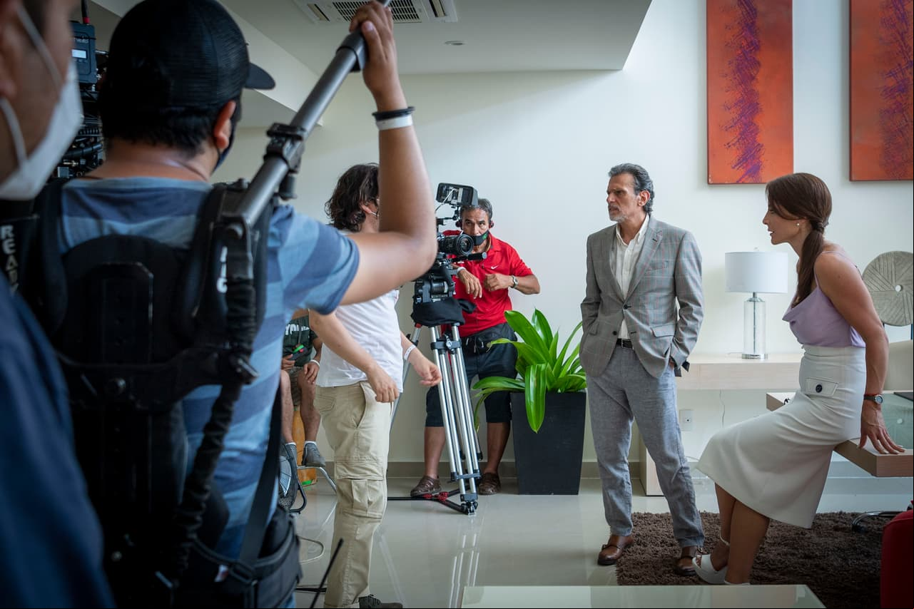 Guillermo García Cantú y Marisol del Olmo ensayan una de las escenas en el hotel.