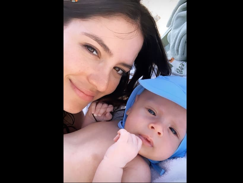 Noah aparece constantemente en las redes sociales de sus padres, quienes han documentado lo mucho que ha crecido en su primer mes de vida.