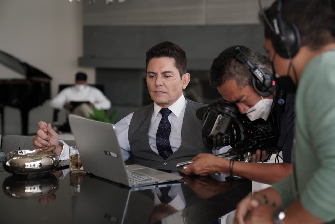 Ernesto Laguardia está listo para grabar una de las emblemáticas escenas de 'Rómulo'.