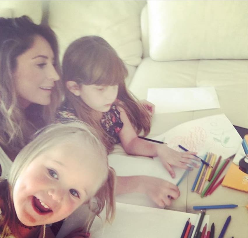 Al igual que su hermana Elissa Marie, la pequeña ha mostrado su interés por el dibujo, compartiendo el momento en el que tomó una selfie mientras compartía un rato agradable con su familia.