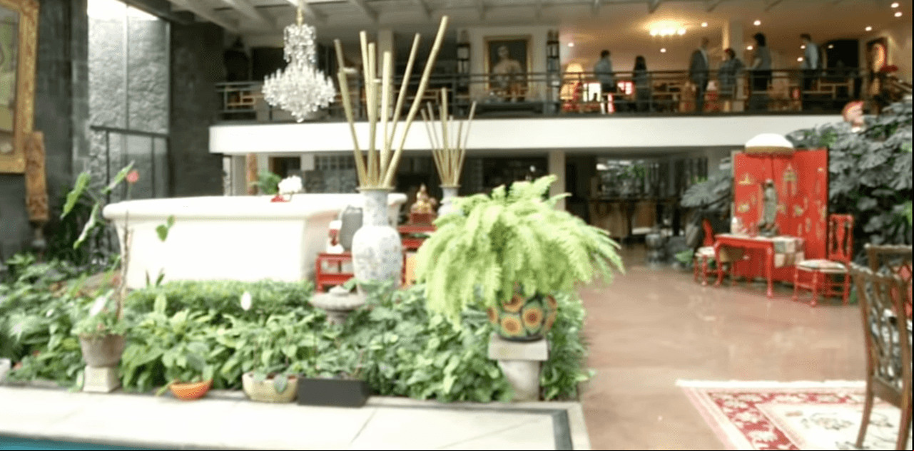 A pocos pasos del comedor principal se encuentra localizado un antecomedor con espacio para dos sillas. Este lugar también conecta con el segundo piso de su mansión, en donde se encuentra su habitación y una pequeña terraza.