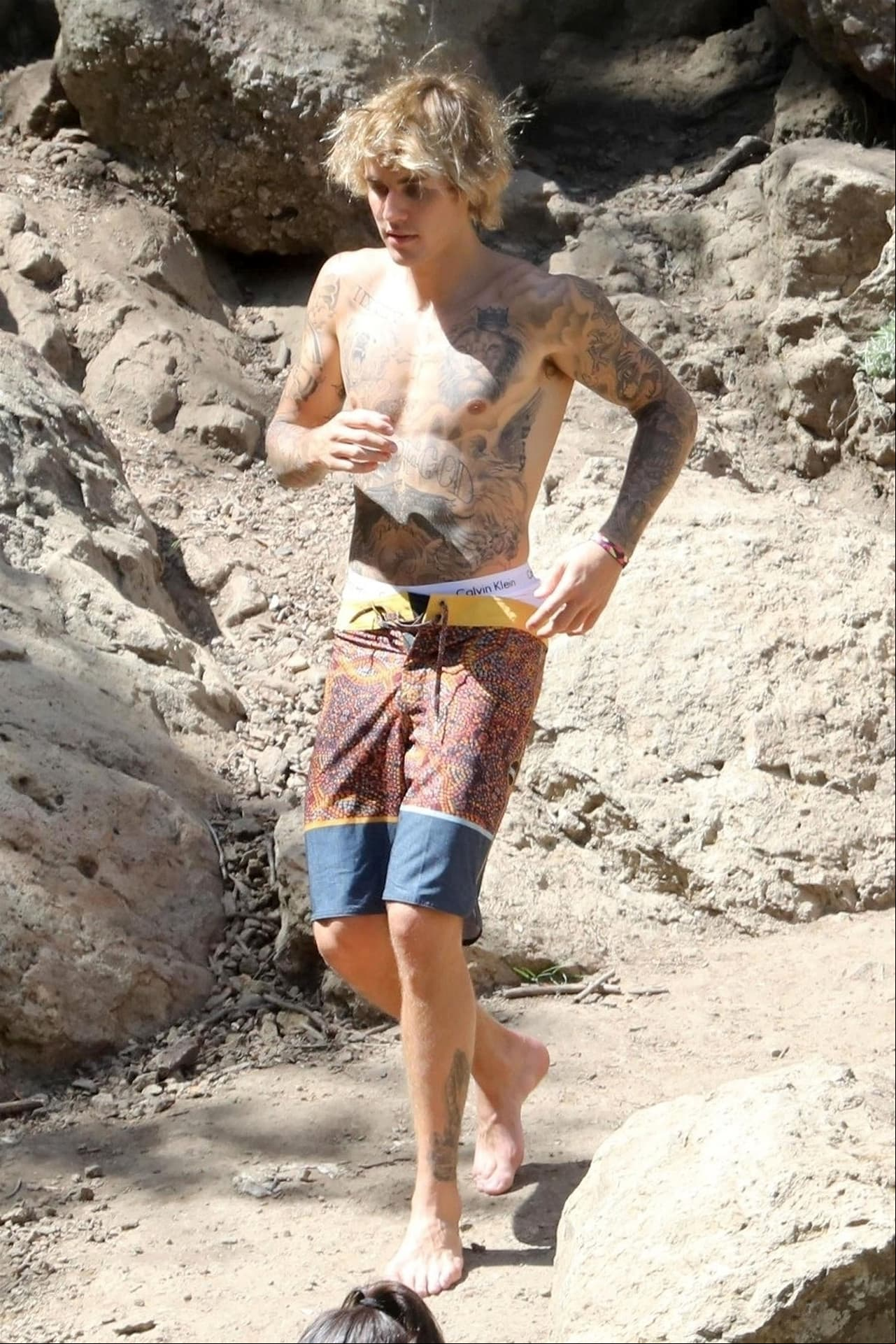 Justin Bieber lució desenfadado en traje de baño.
