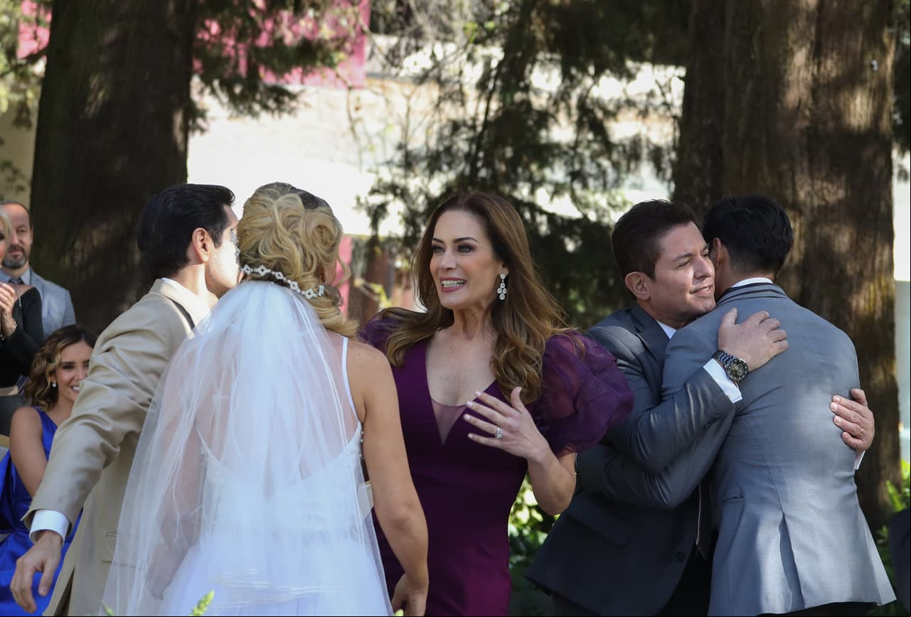 Los invitados felicitaron a los novios por este nuevo camino en sus vidas.