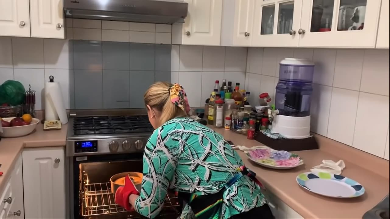 La actriz dejó ver que dicho espacio está decorado en tonos blancos, mientras que las barras están forradas con una placa de grafito.