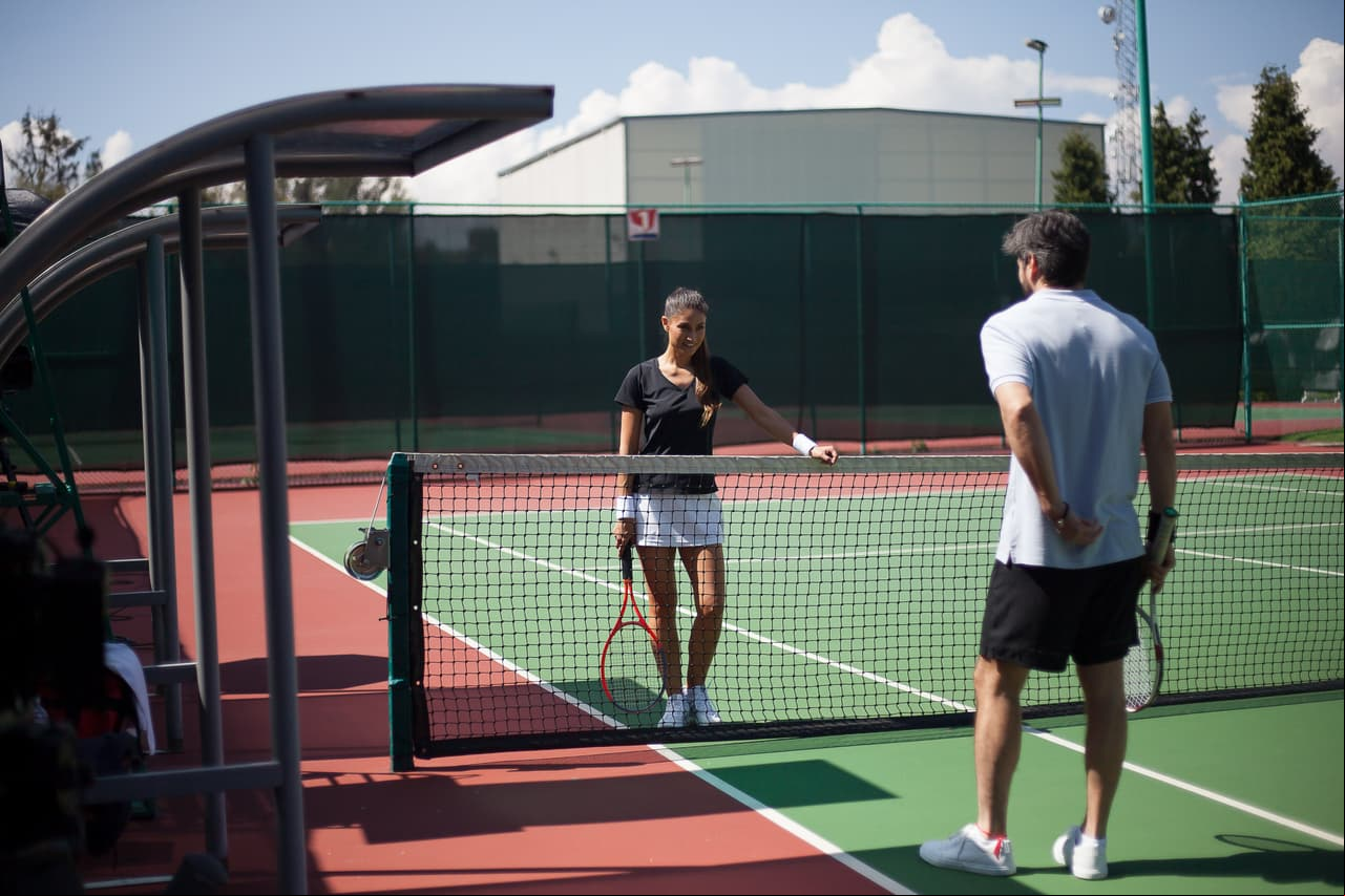 Fue así como ambos decidieron ir por la mañana a jugar tenis.