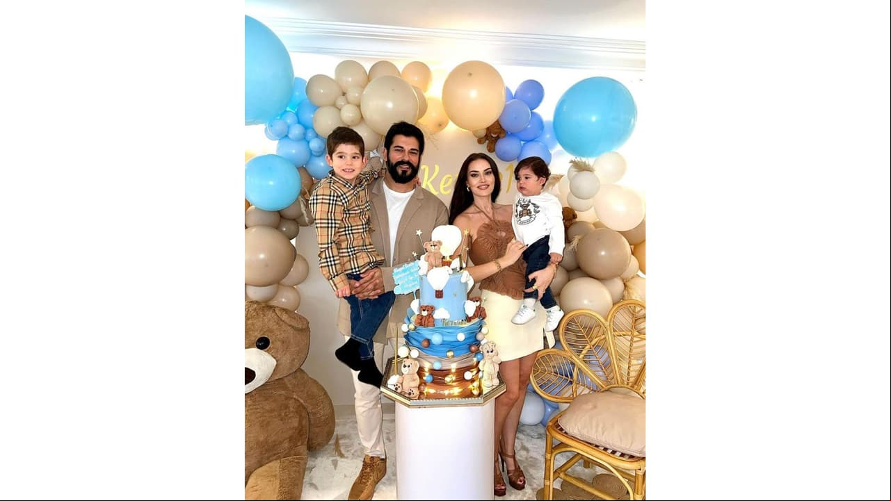 Burak Özçivit y Fahriye Evcen con sus hijos, Karan y Kerem.