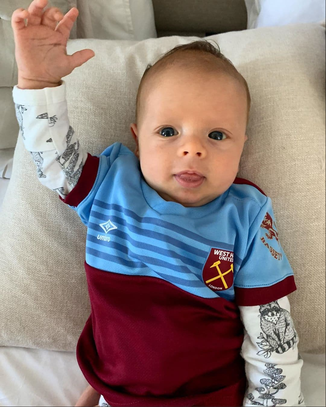 Previo a este viaje, Sarah presumió a Noah con una playera del equipo West Ham United antes de acudir a uno de los partidos de su padre.