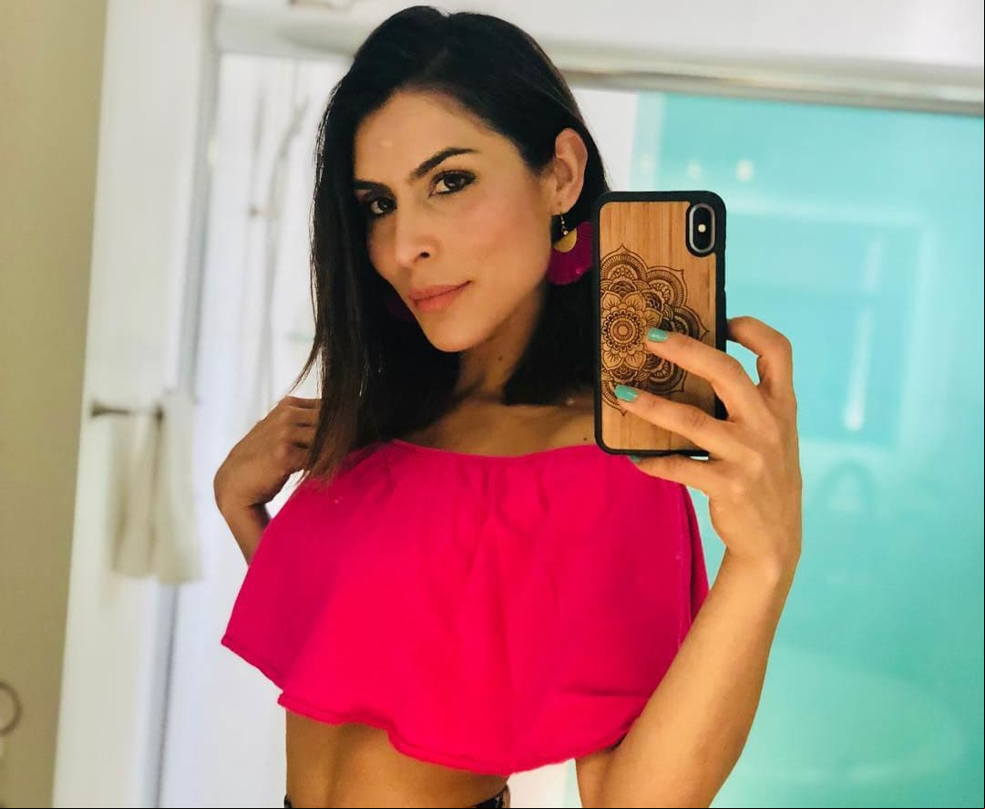 María León impacta en bikini con sensual postura en la playa