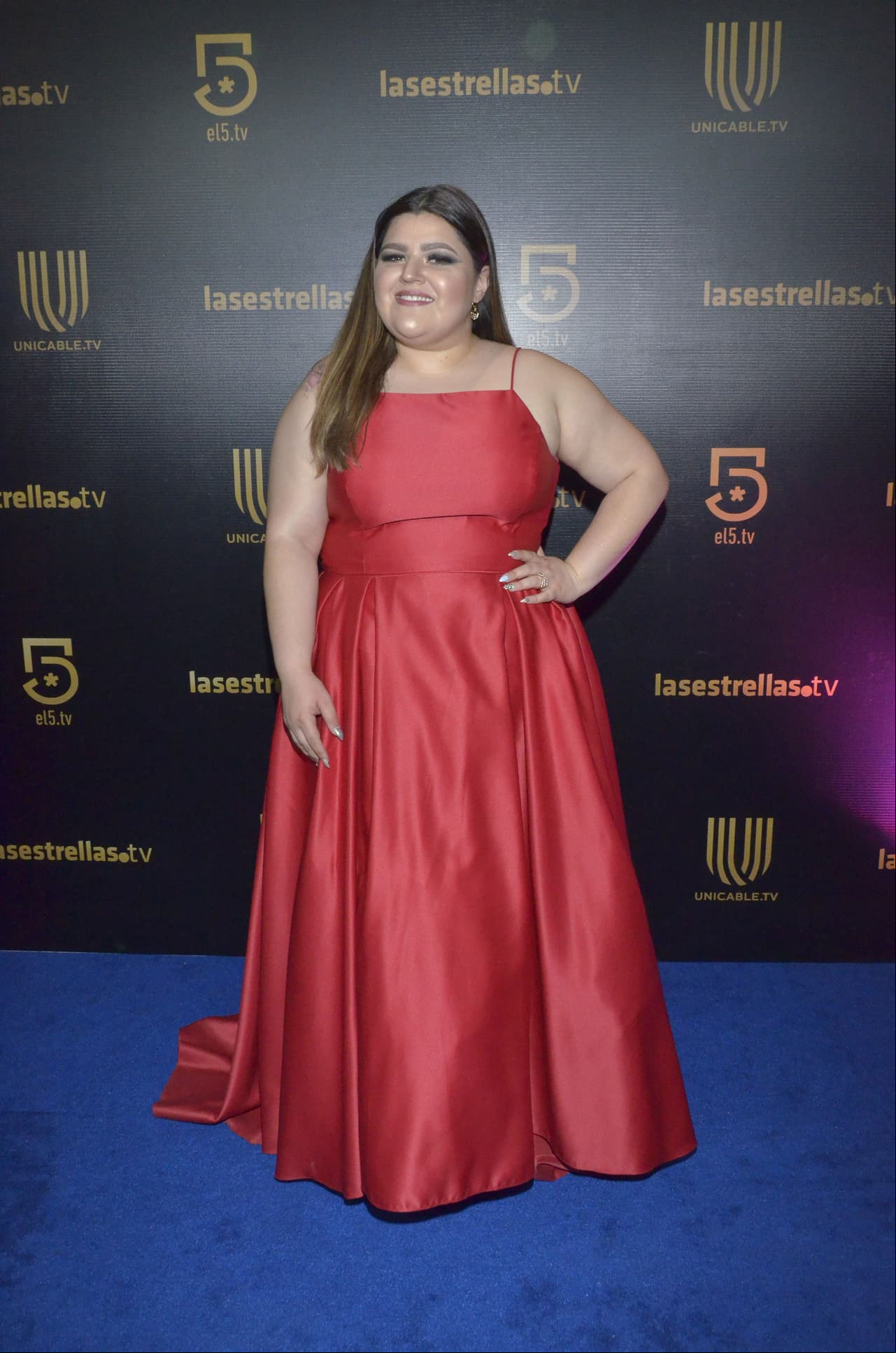 Priscila Arias, conductora del programa 'Felizmente' de Unicable, eligió un vestido rojo.