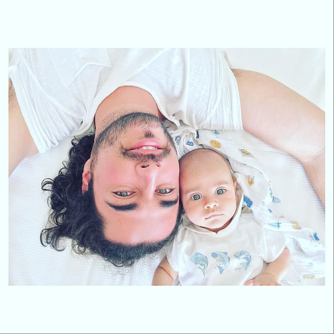 La pareja comenzó a compartir tiernas diapositivas del pequeño en junio de 2017.