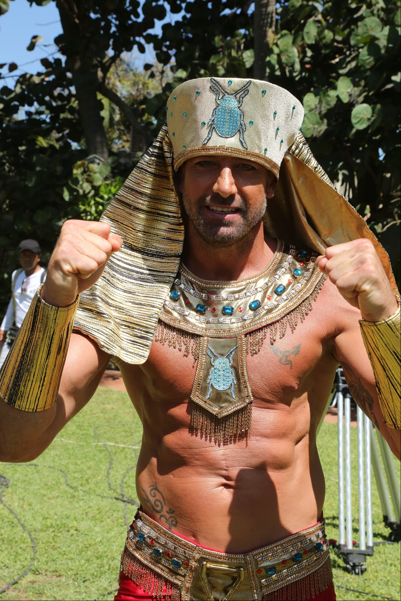 Nico no podía perder la oportunidad de presumirnos su abdomen marcado.