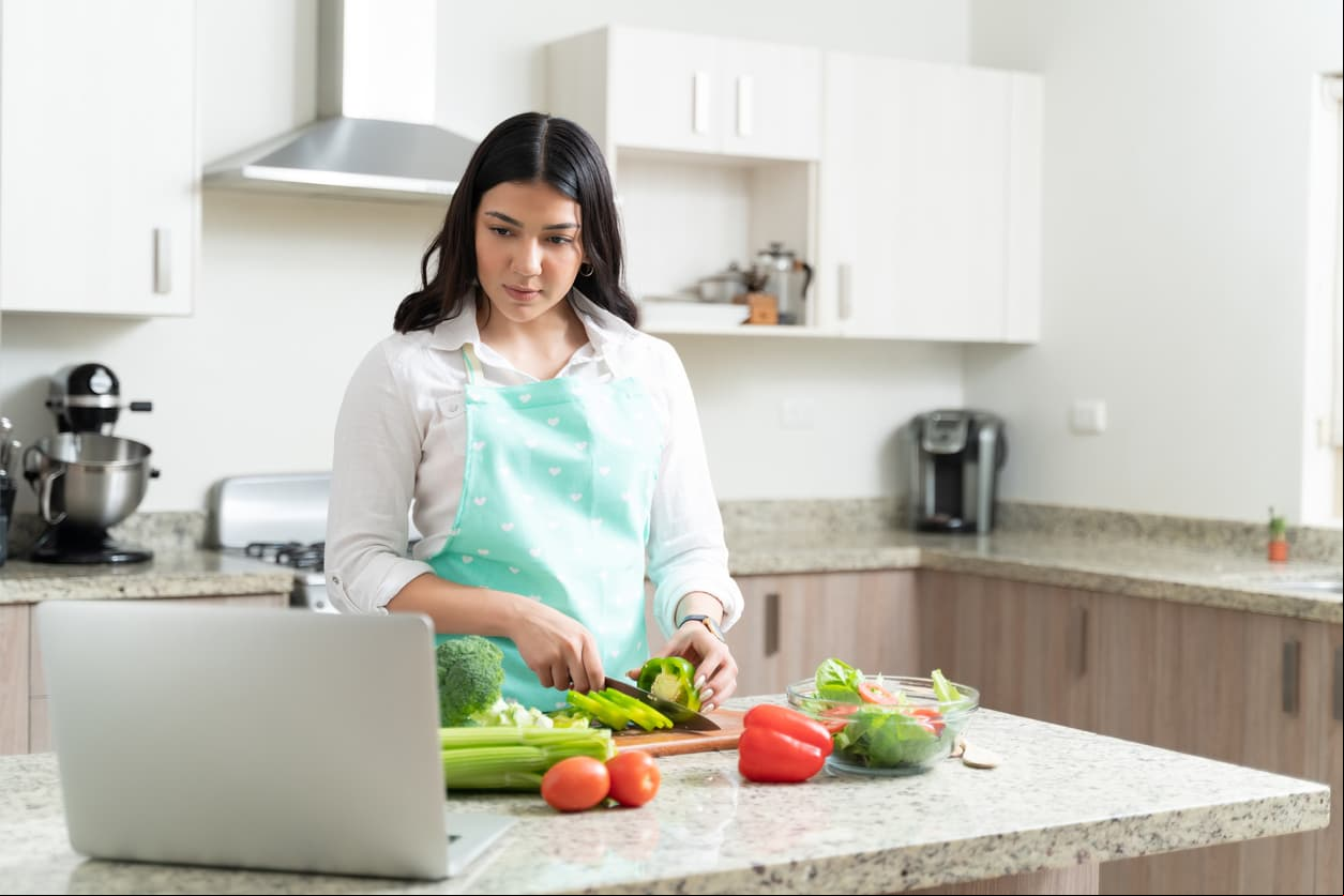 Clases de cocinaEn los últimos meses, el cocinar se ha vuelto en una muy buena terapia, incluso, este pasatiempo podría ser un sustento de vida. Hay varios lugaresque ofrecen clases, como Sobremesa, en el cual puedes elegir clases para aprender a cocinar desde una pasta, sushi, pescados, hasta hornear pan y roscas. En la versión plus tienes  a las recetas y videos exclusivos por 300 pesos al mes.