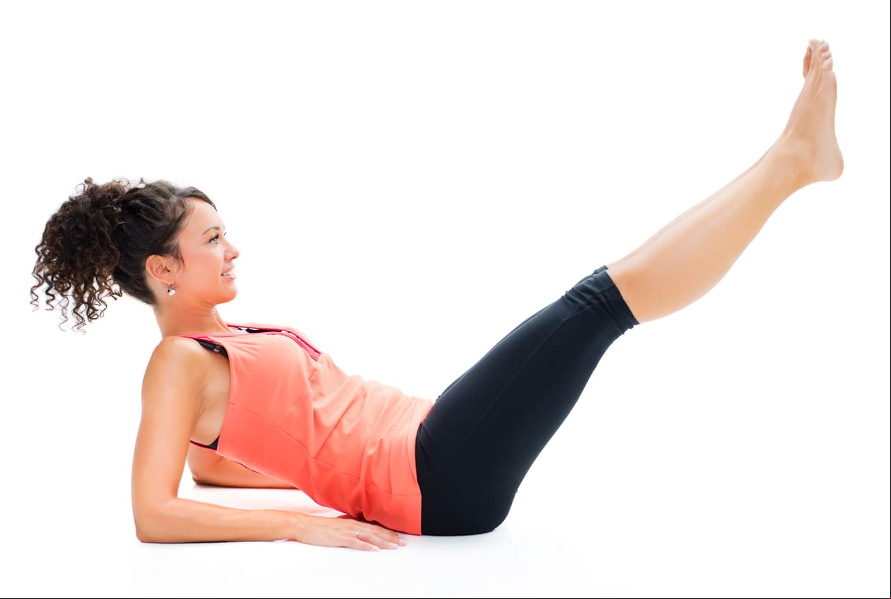Squeeze & lift. Acuéstate, estira las piernas y abre las puntas de los pies. Aprieta y eleva la pelvis en pequeños movimientos.