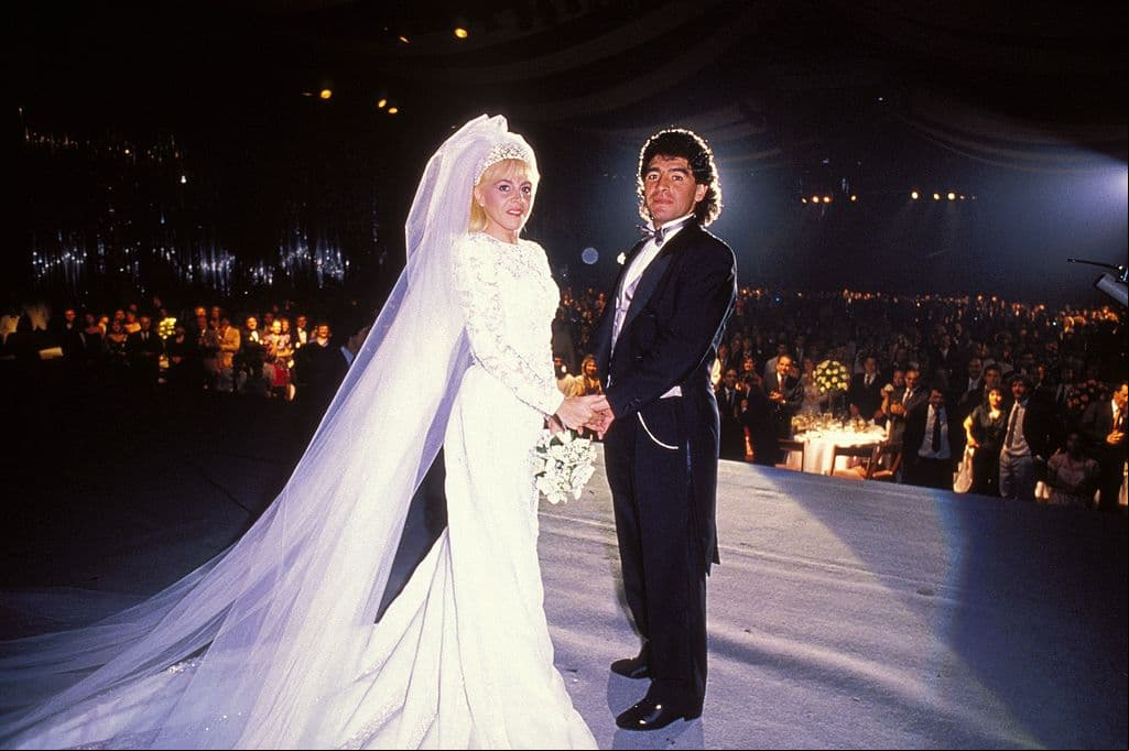 Claudia Villafañe inició su relación amorosa con Diego Armando Maradona en 1977, cuando ambos tenían únicamente 17 años. 12 años después y luego de darle la bienvenida a sus dos hijas en común, la pareja llegó al altar en 1989.