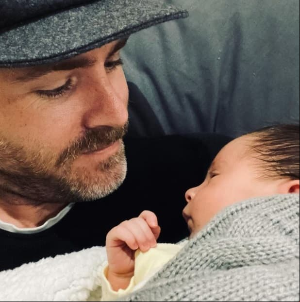 “El pasado lunes tuve que ser hospitalizada de urgencia por una severa complicación tardía de mi postparto. Fue una semana muy difícil pero hoy estoy bien, en casa y con mi familia. Gracias a ti Erik Hayser y a Liam por ser la mejor razón para luchar. Gracias Dr. Patricio Sanhueza Smith por salvarme la vida, gracias Dr. Edgar Cornejo, a mi matrona Paula Rivera, a todos los doctores, residentes, enfermeras y camilleros del Hospital Español que me cuidaron para que hoy pueda estar escribiendo esto”, comentó.