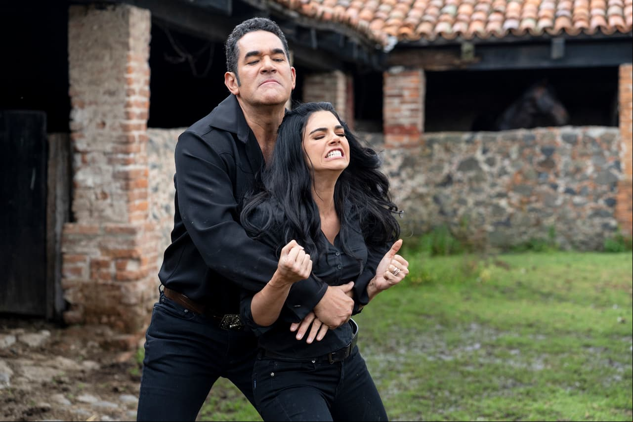 En fotos: Rafael y Octavio se enfrentan a un duelo en el final de 'La Desalmada'