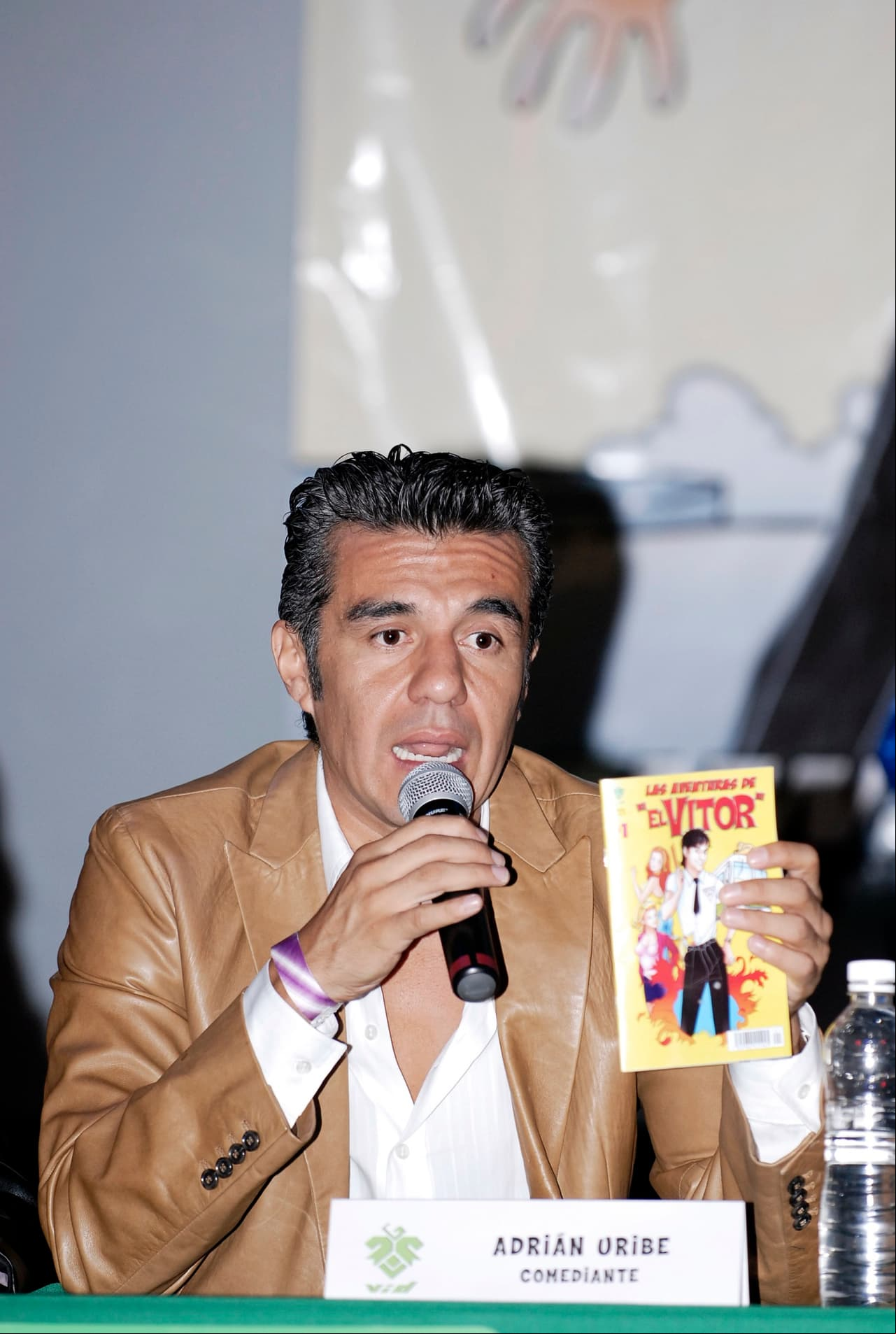 El legado de ‘El Vítor’ en el clásico cómic. Este es uno de los pocos personajes de la televisión que trascendió en el clásico y emblemático formato impreso. Aunque ya no se imprime, Adrián Uribe confesó que fue un orgullo ser parte de ese formato. “Fue un buen intento padre, pero no trascendió porque como todo es digital, ya no va a un puesto de revistas a comprar un cómic”, expresó.