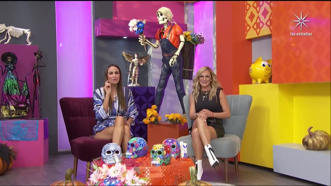 Además de esta ofrenda, el programa se ha vestido de calaveritas, catrinas, papel picado y flores de cempasúchil que resaltan nuevamente esta importante festividad en México como lo es el Día de muertos o Día de todos los santos.