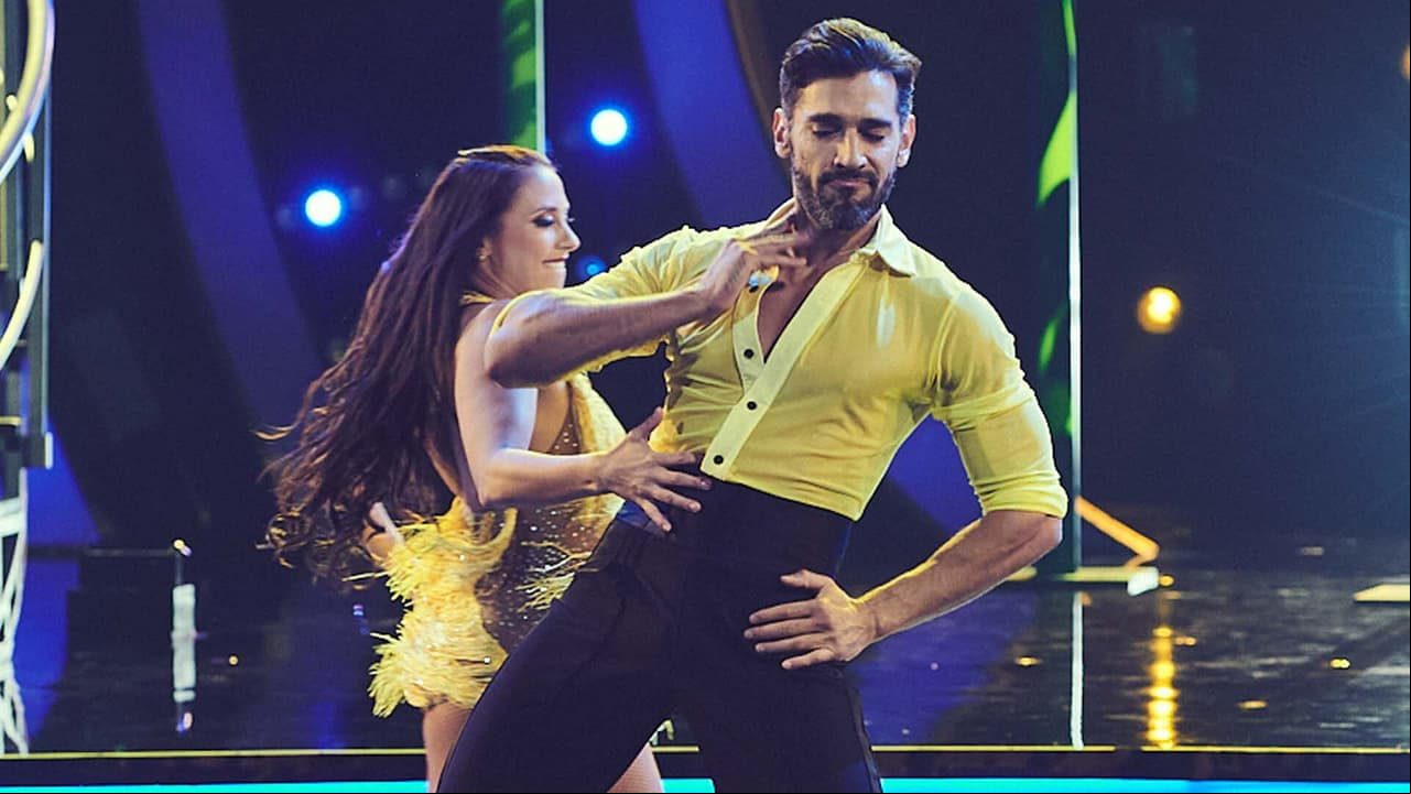 Raúl Coronado se ve muy suelto y coqueto en su sabroso merengue en Mira Quién Baila ¡La Revancha!