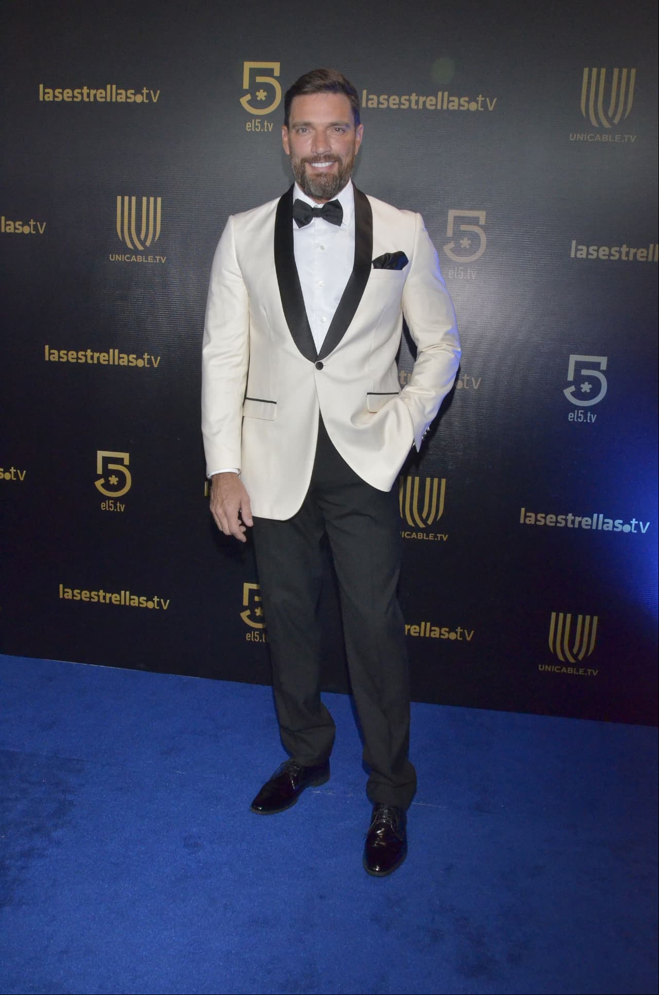 Julián Gil, nominado como 'Mejor Villano' por su trabajo en 'Por Amar sin Ley', brilló con un smoking en blanco y negro.