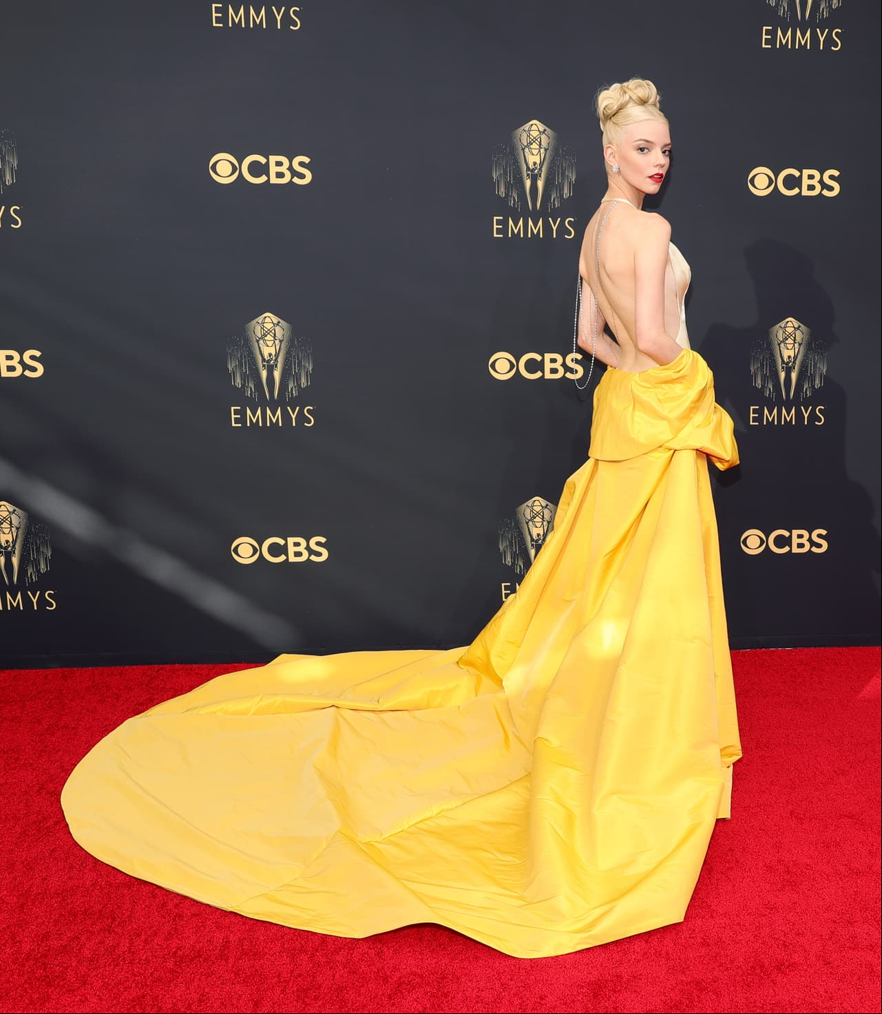 Anya Taylor-Joy conquistó el evento con una creación de Christian Dior Haute Couture.