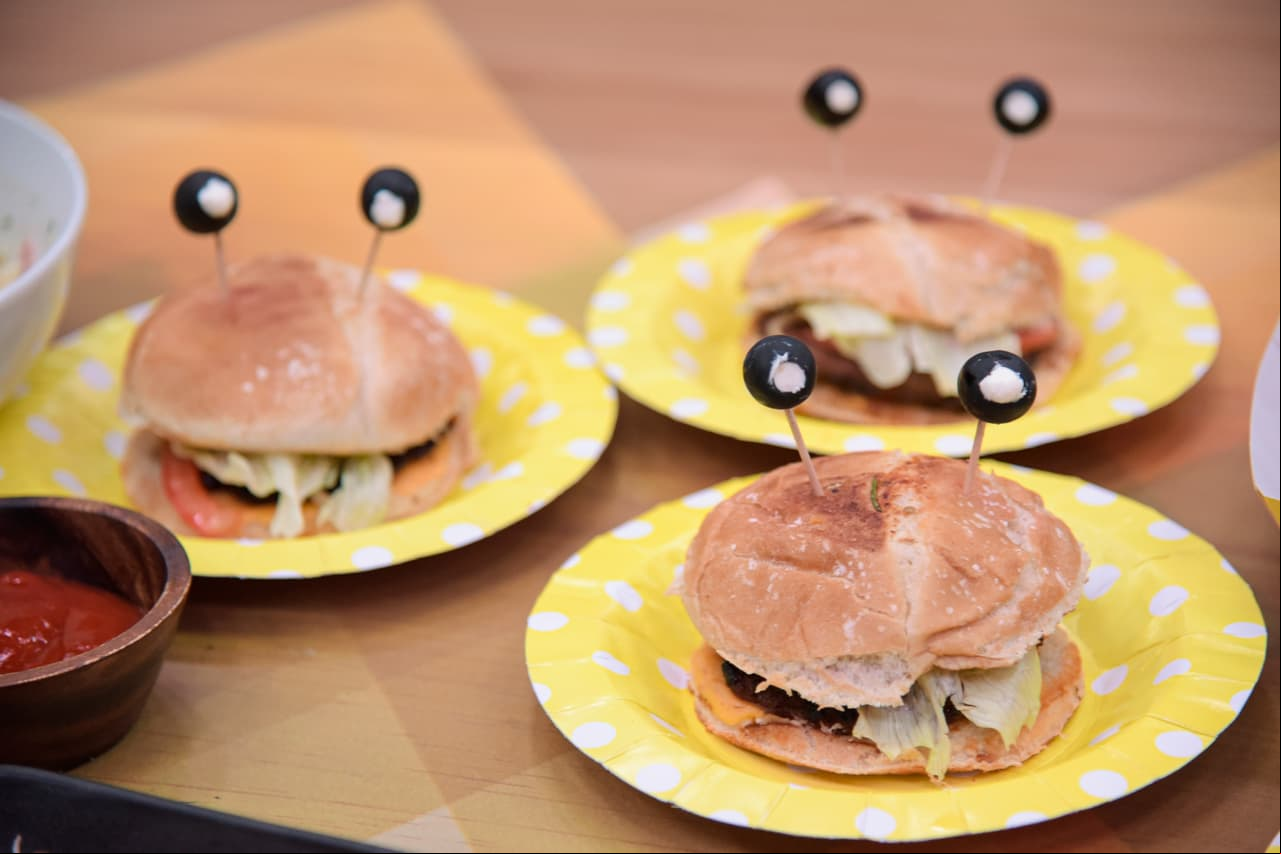 Su menú incluyó mousse de mango, brochetas de fruta y miniburgers en forma de marciano.