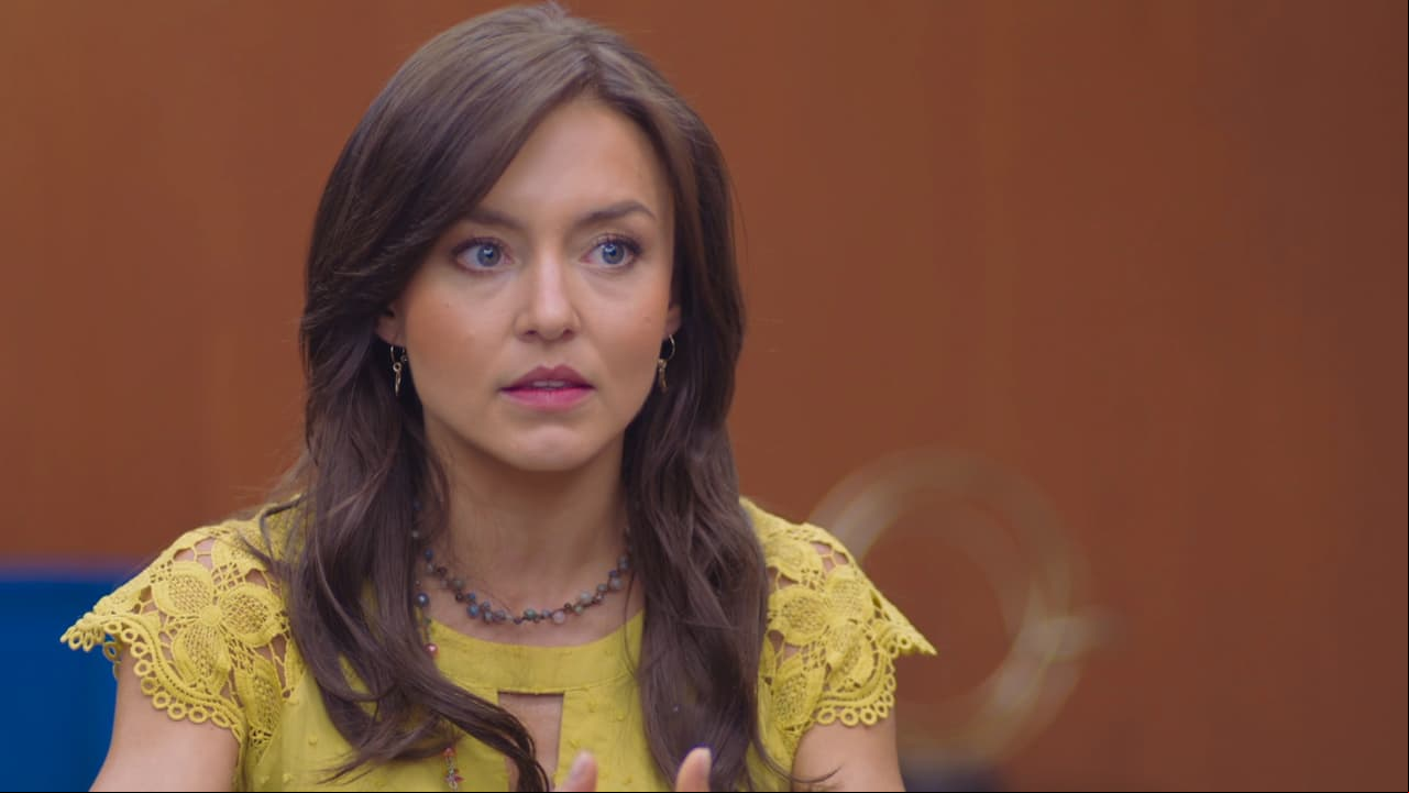 'Renata' (Angelique Boyer) está tan saturada de trabajo que busca a 'Lisandro Mascaró' (Leonardo Daniel) para pedirle que contrate a dos asistentes para eficientar las entregas.