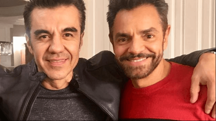 Sin embargo, Eugenio Derbez también mantiene un sólido bromance con Adrián Uribe, y es que en abril de 2020 exhibió una de sus tantas videollamadas en redes sociales.