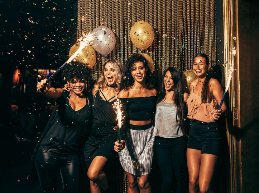 Libra. Siempre estás de fiesta, eres amante de las relaciones sociales por lo que vives rodeada de gente. Pero los verdaderos amigos tienen un espacio en tu corazón y saben que cuentan contigo.