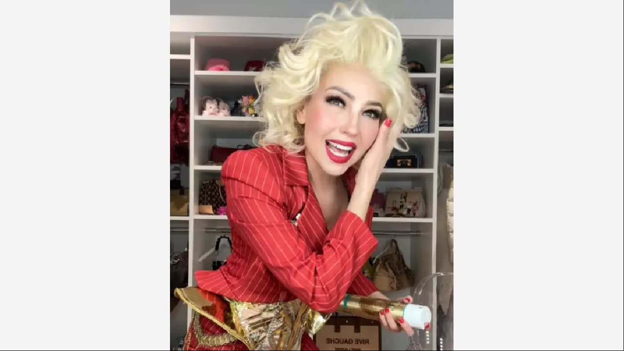 Thalía aparece con look rubio
