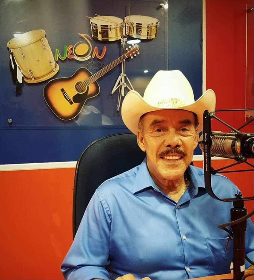 “Sí, exactamente, (me casé) con Juana Ahumada precisamente, hace un tiempecito nos casamos y pues gracias a Dios nos está yendo muy bien, ¡Siempre tratamos de portarnos bien!”, declaró Don Pedro a ‘Suelta la sopa’.