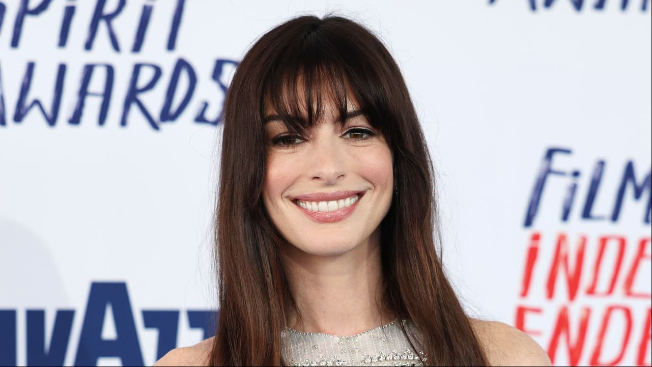 Anne Hathaway sorprende a todos al lucir “igual” en dos fotografías con 16 años de diferencia