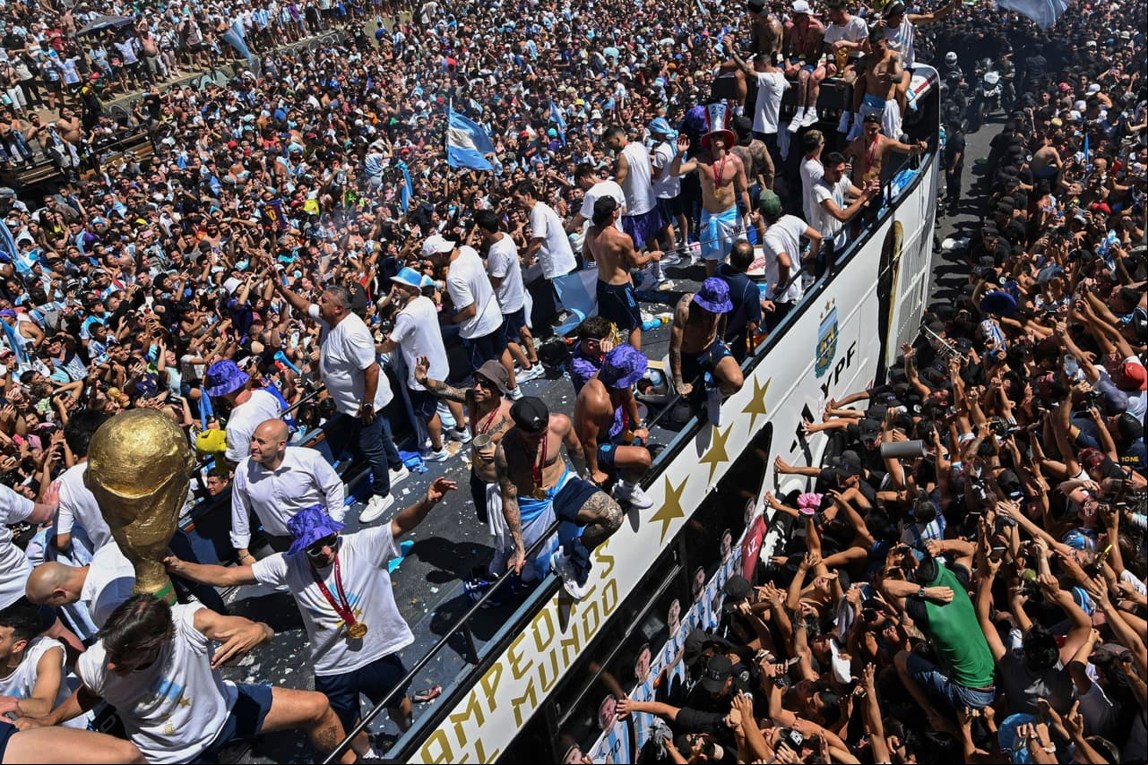 Festejos de la selección argentina en Buenos Aires tras ganar el Mundial Qatar 2022.
