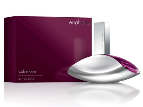 Euphoria de Calvin Klein: "Tiene durazno, frambuesa, granada y maracuyá. Esta fragancia no tiene notas cítricas, lo cual lo vuelve ideal para usarse en tiempos fríos; es un buen perfume nocturno. También lleva ámbar, almizcle, que es un poco más formal, y para la parte femenina tiene notas florales, donde lo que más destaca es la violeta".