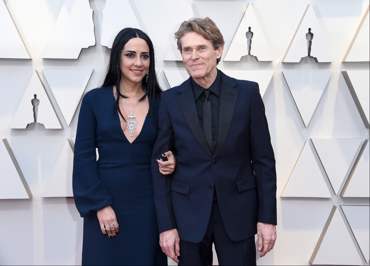 Willem Dafoe y Giada Colagrande se coordinaron en un sobrio olor azul