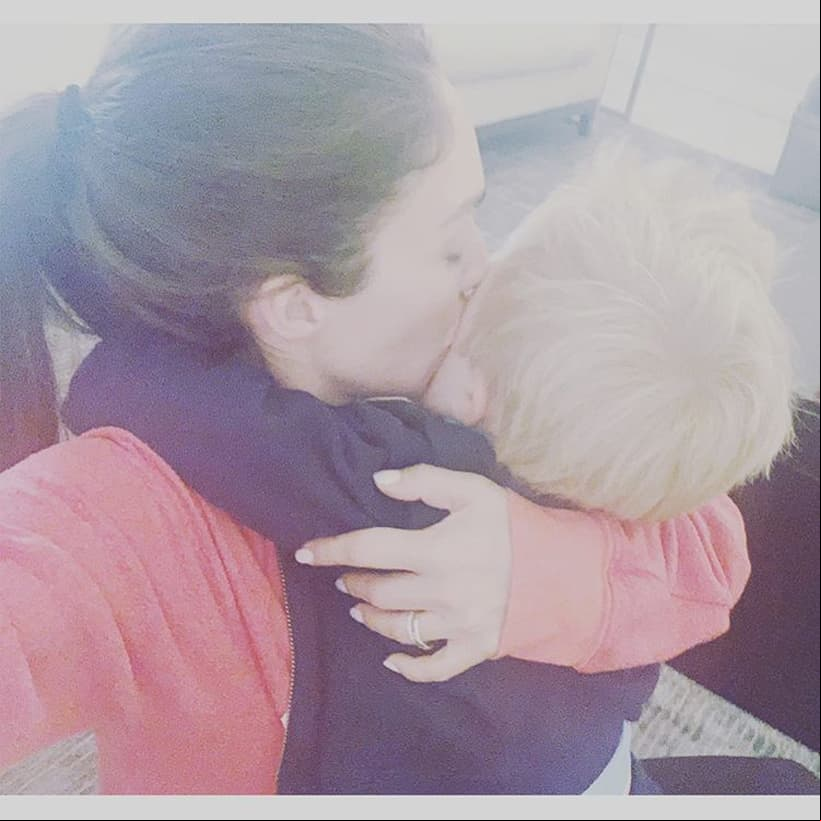 El pasado 10 de mayo, Anahí subió una imagen en la que aparece abrazando a su hijo, además de darle un beso. “¡Feliz día a todas las mamás!”, indicó la actriz.