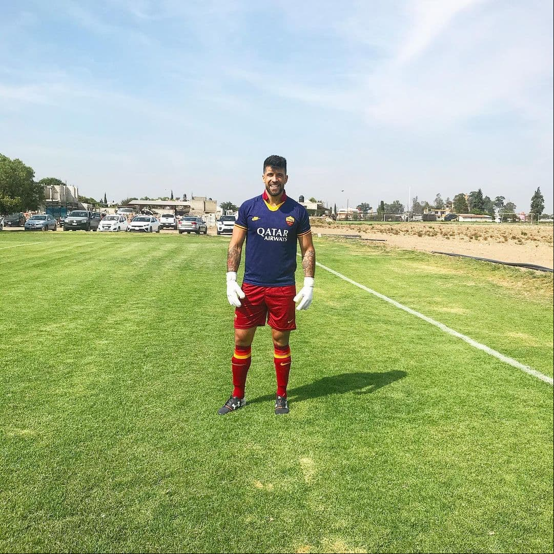 Silverio se desarrolló como portero del Puebla y en España como: Barcelona Atletic, Club Deportiu Masnou y UDA Gramenet UDA Gramenet.