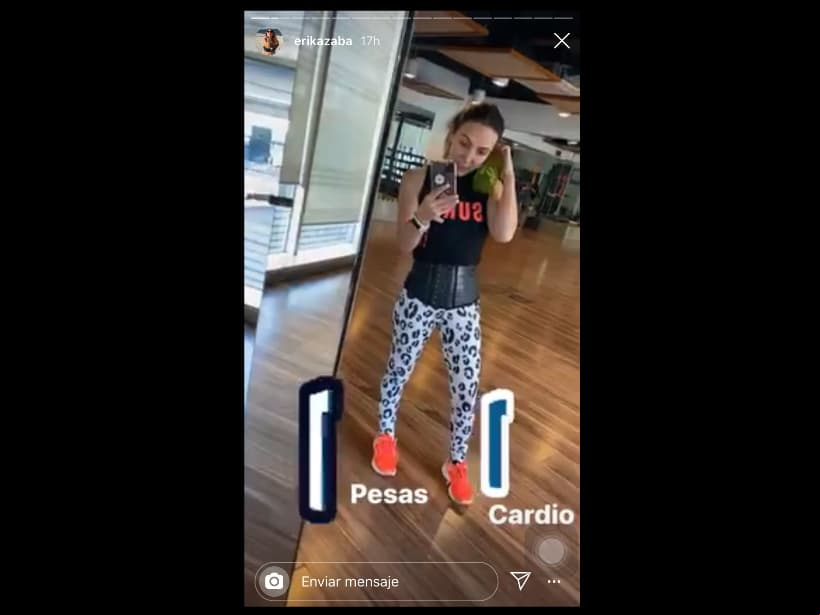 “A mí después del embarazo me sirve mucho hacer una hora de fuerza y una hora de cardio; eso es lo que hago, así que vamos a la bicicleta”, dijo en sus historias el pasado 3 de febrero.
